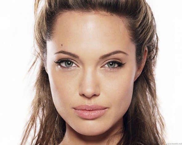 Angelina Jolie megelőzve a mellrákot masztektómiát hajtatott végre magán