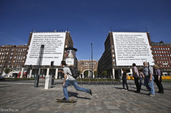 Óriásplakát: szerelmes üzenet 1600nm-en (kép: index.hu/Huszti István) Óriásplakát: szerelmes üzenet 1600nm-en (kép: index.hu/Huszti István)